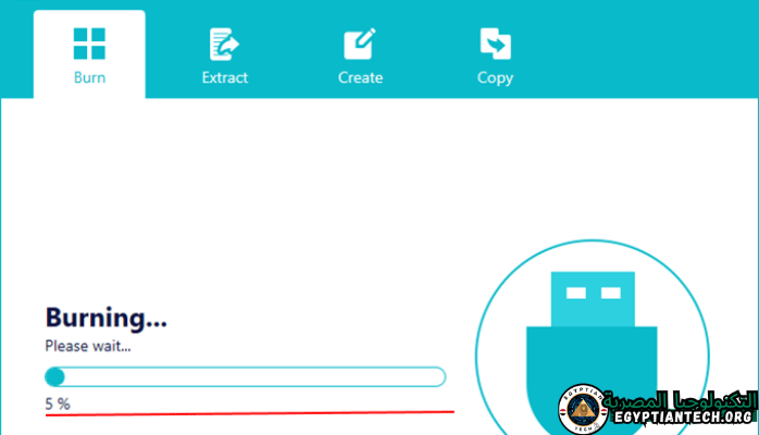روفوس، الكلب البشوش ذو الفراء الذهبي، ينظر بفضول إلى الكاميرا أثناء جلوسه على حقل عشبي