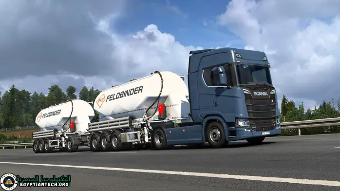صورة من لعبة Euro Truck Simulator 2 تعرض شاحنة على طريق سريع، محاطة بالخضرة الوفيرة والتلال المتدحرجة
